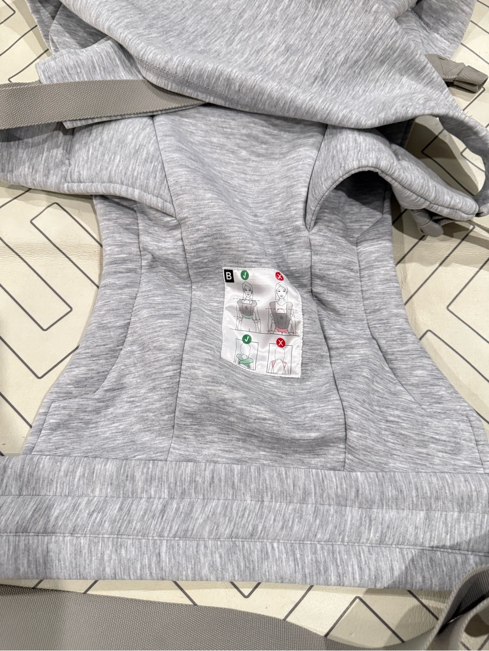 Ergoaby Embrace Soft Grey - Picture 11 of 16